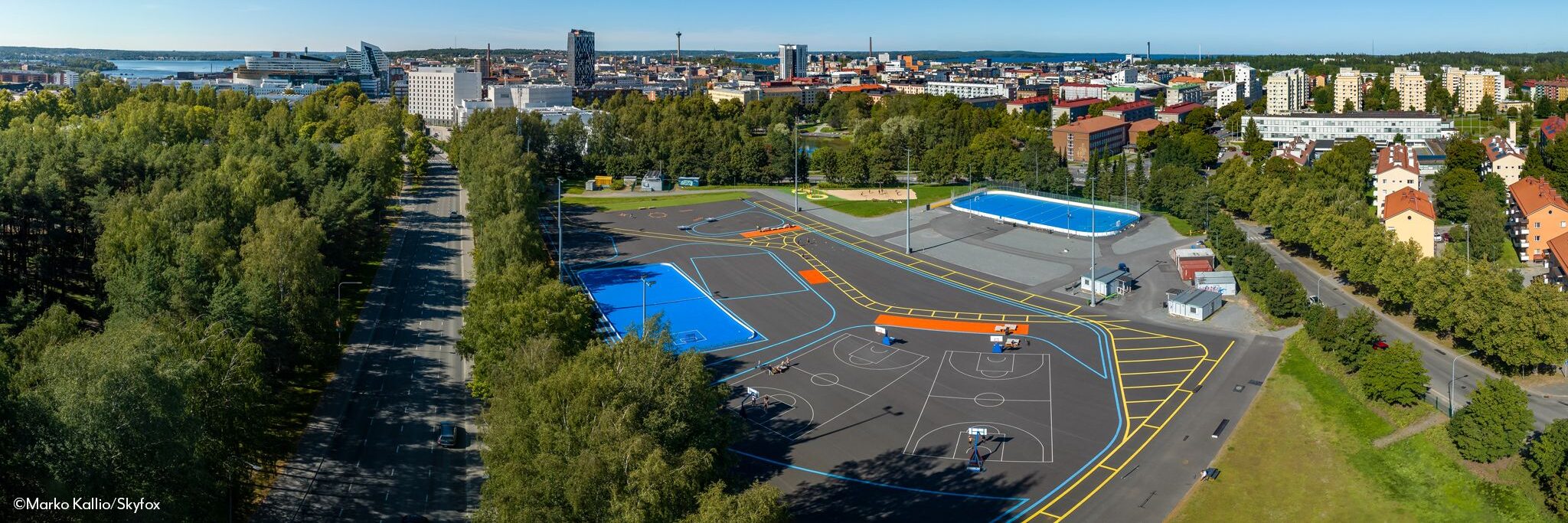Kuvassa on ilmakuva urheilukentästä.
