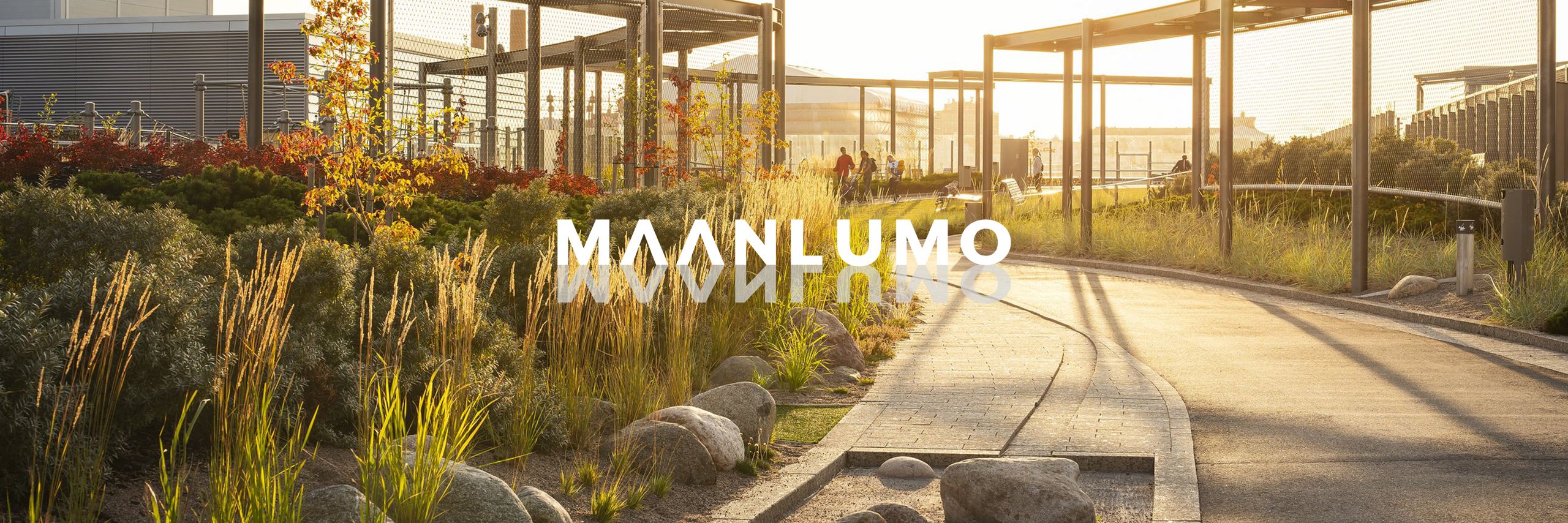 Kuvassa on Bryga ilta-auringossa. Kuvan päällä on Maanlumon logo.